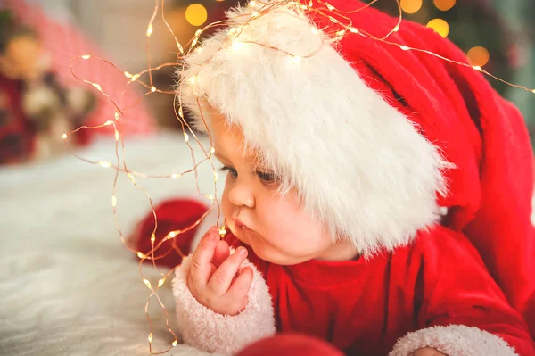 Menino 10 meses vestido como Papai Noel para o Ano Novo, jogar.. — Fotografia de Stock