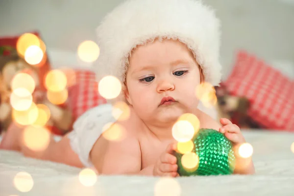 Menino 10 meses vestido como Papai Noel para o Ano Novo, jogar.. — Fotografia de Stock