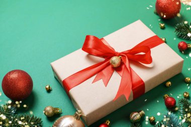 Yeşil Şenlik Arkaplanında Kırmızı Kurdeleli Noel Hediyesi Kutuları.