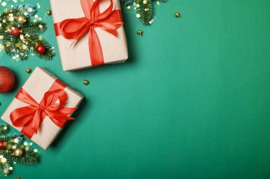 Yeşil Şenlik Arkaplanında Kırmızı Kurdeleli Noel Hediyesi Kutuları.