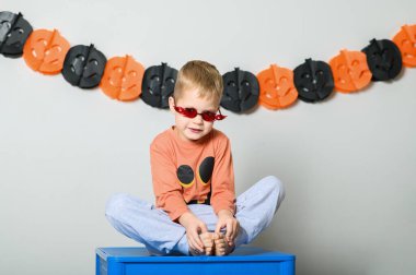 Tatlı Çocuklar Cadılar Bayramını Balkabağı Kovaları ve Kutlama Duygularıyla Kutluyor.