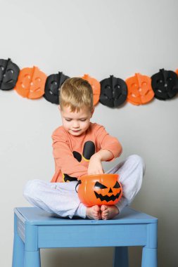 Tatlı Çocuklar Cadılar Bayramını Balkabağı Kovaları ve Kutlama Duygularıyla Kutluyor.