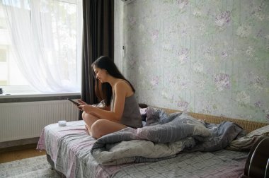 Evdeki Genç Bir Kadının Sabah Programı.