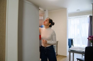 Günlük Mutfak Rutini. Genç Bir Kadının Gerçek Hayatı Anları.