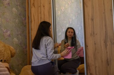 Ev İçi Konforlu Temizlik ve Ev İşi Yapan Kadın.