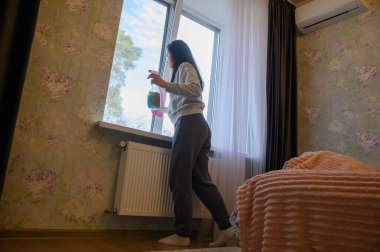 Ev İçi Konforlu Temizlik ve Ev İşi Yapan Kadın.