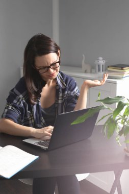 Genç serbest çalışan bir iş kadını bilgisayarını kullanarak yeni bir projeyi tartışıyor. Ev ofisinden gelen rahat televizyon çalışmalarının keyfini çıkarıyor. Serbest meslek ve serbest meslek kavramı