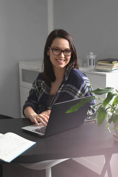 Mujer Joven Sonriente Freelancer Usando Portátil Para Estudiar Trabajar Línea —  Fotos de Stock