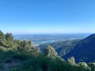 Lombardy dağından gölün panoramik manzarası, İtalya 'da seyahat ve manzaralar