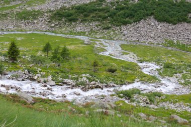Yukarıdan görülen dağ nehri ve Adamello-Brenta parkındaki güzel manzara Trentino 'daki Nambrone Vadisi' ndeki Segantini sığınağına giden yol, İtalya 'daki seyahat ve manzaralar.
