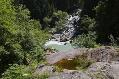 Trentino 'daki Val di Cenova' daki Adamello-Brenta parkında şelale, İtalya 'daki seyahat ve manzaralar