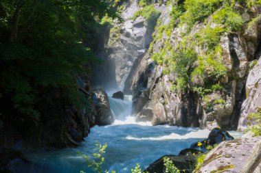 Trentino 'daki Val di Genova' daki Adamello-Brenta parkındaki Lares şelalesine giden yol, İtalya 'daki seyahat ve manzaralar