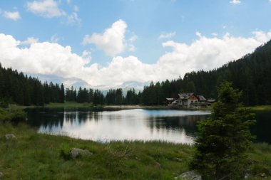 Sığınağın yolundan güzel panoramik manzara ve Adamello 'daki Nambino Gölü Trentino' daki Brenta Parkı, İtalya 'daki seyahat ve manzaralar 
