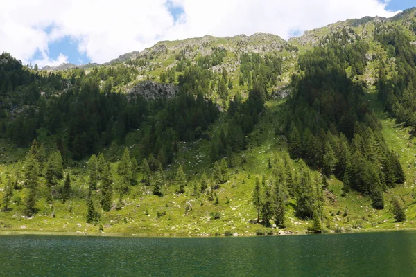 Hermosa Vista Las Montañas Lago Nambino Parque Adamello Brenta Trentino — Foto de Stock