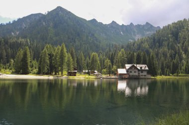 Sığınağın yolundan güzel panoramik manzara ve Adamello 'daki Nambino Gölü Trentino' daki Brenta Parkı, İtalya 'daki seyahat ve manzaralar 