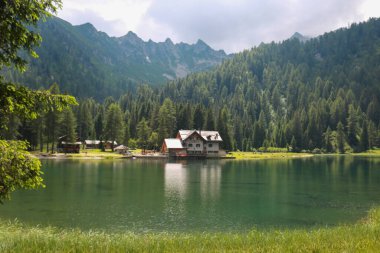 Sığınağın yolundan güzel panoramik manzara ve Adamello 'daki Nambino Gölü Trentino' daki Brenta Parkı, İtalya 'daki seyahat ve manzaralar 