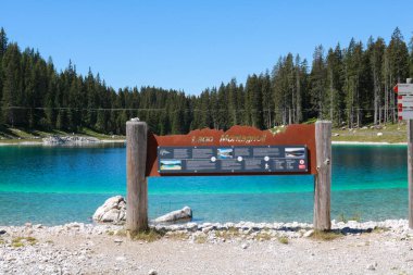 Bilgi işareti ve Trentino 'daki Montagnoli Gölü' nün güzel manzarası, İtalya 'da seyahat ve manzara 