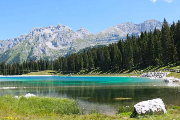Hermoso Panorama Las Montañas Desde Sendero Del Lago Montagnoli Trentino —  Fotos de Stock