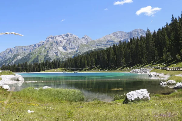 Hermoso Panorama Las Montañas Desde Sendero Del Lago Montagnoli Trentino —  Fotos de Stock