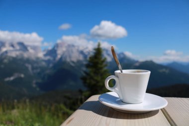 Trentino 'daki 5 gölden güzel bir manzaraya sahip bir kahve fincanı, İtalya' daki seyahat ve manzaralar. 