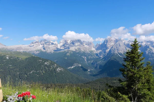 トレンティーノの5湖の避難所からの山々の美しい景色 イタリアの旅行と風景 — ストック写真