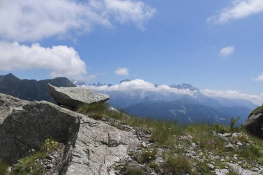 Trentino 'daki Val Nambrone' daki Cornisello sığınağına giden güzel panoramik manzara, İtalya 'daki seyahat ve manzaralar 