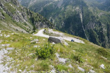 Trentino 'daki Val Nambrone' daki Cornisello sığınağına giden yoldan dağların güzel panoramik manzarası İtalya 'daki seyahat ve manzaralar 