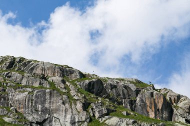 Trentino 'daki Val Nambrone' daki Cornisello göllerine, İtalya 'daki seyahat ve manzaralara uzanan dağların güzel manzarası. 