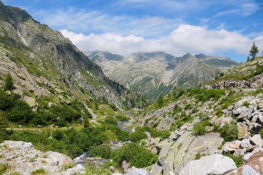 Trentino 'daki Val Nambrone' daki Cornisello göllerine, İtalya 'daki seyahat ve manzaralara uzanan dağların güzel manzarası. 