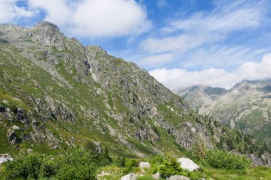 Trentino 'daki Val Nambrone' daki Cornisello göllerine, İtalya 'daki seyahat ve manzaralara uzanan dağların güzel manzarası. 