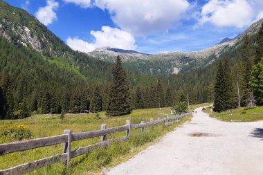 Sığınağa ve Trentino 'daki Nambino Gölü' ne uzanan güzel bir manzara, İtalya 'daki seyahat ve manzaralar.