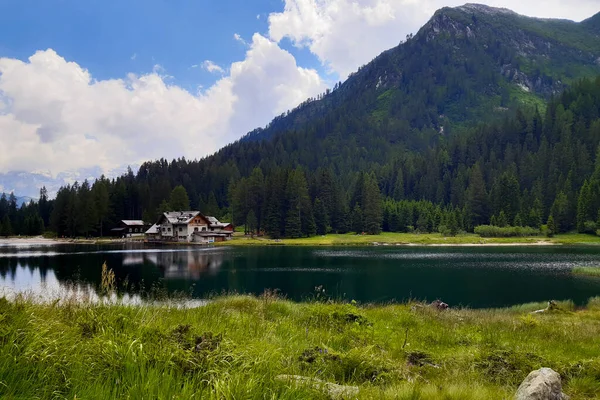 Refugio Hermoso Panorama Montaña Desde Sendero Del Lago Nambino Trentino —  Fotos de Stock