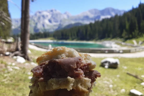 Primer Plano Sándwich Con Salchicha Hermosa Vista Panorámica Las Montañas — Foto de Stock