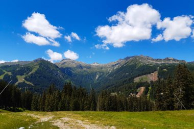Trentino, Adamello 'daki Ritorto Gölü, Dolomitler' deki Brenta Parkı, İtalya 'daki seyahat ve manzaralara giden yoldan dağların güzel panoramik manzarası.