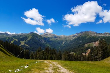 Trentino, Adamello 'daki Ritorto Gölü, Dolomitler' deki Brenta Parkı, İtalya 'daki seyahat ve manzaralara giden yoldan dağların güzel panoramik manzarası.