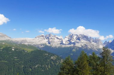 Adamello, Trentino 'daki Ritorto Gölü, Dolomitler' deki Brenta Parkı, İtalya 'daki seyahat ve manzaralara giden yolun panoramik görüntüsü.