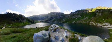 Ritorto Gölü ve Trentino 'daki dağların panoramik manzarası, İtalya' daki dolomitler üzerinde Adamello-Brenta Parkı 'nda seyahat ve manzara