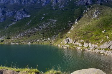 Ritorto Gölü ve Trentino 'daki dağların panoramik manzarası, İtalya' daki dolomitler üzerinde Adamello-Brenta Parkı 'nda seyahat ve manzara
