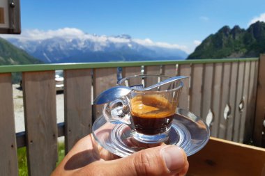 Trentino 'daki Val Nambrone' daki Cornisello barınağında bir fincan kahve içmek, İtalya 'daki Dolomitler' deki Adamello-Brenta Parkı 'nda seyahat etmek.