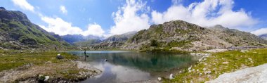 Cornisello gölleri ve Trentino 'daki Val Nambrone gölleri Cornisello sığınağına giden yol üzerindeki dağ manzarası, İtalya' daki Dolomitler 'deki Adamello-Brenta Parkı' nda seyahat ve manzaralar.