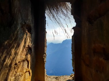 Veneto 'da Val di Gevano' daki Corbin Kalesi 'nin penceresinden panoramik manzara, İtalya' da seyahat ve mimari