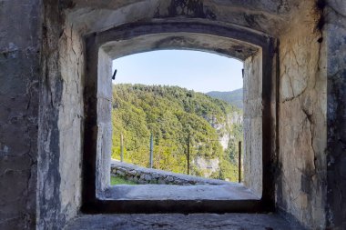 Veneto 'da Val di Gevano' daki Corbin Kalesi 'nin penceresinden panoramik manzara, İtalya' da seyahat ve mimari