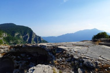 Veneto 'da Val di Gevano' daki Forte Corbin 'den panoramik manzara, İtalya' da seyahat ve mimari