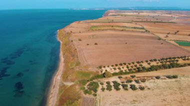 Türkiye 'nin Çanakkale ilçesindeki Truva kenti yakınlarındaki tarlalar ve kıyılar.
