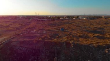 Antik Carrhae olan Harran, Türkiye 'nin Harran şehrinde, Sanlurfa' nın 44 kilometre güneydoğusunda yer alan Yukarı Mezopotamya 'nın büyük antik bir şehriydi.