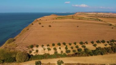 Türkiye 'nin Çanakkale ilçesindeki Truva kenti yakınlarındaki tarlalar ve kıyılar.