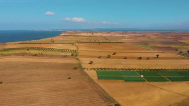 Türkiye 'nin Çanakkale ilçesindeki Truva kenti yakınlarındaki tarlalar ve kıyılar.