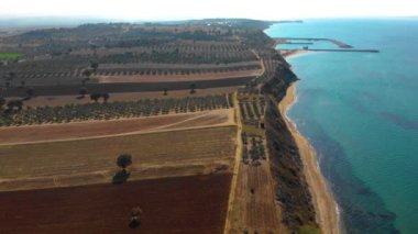 Türkiye 'nin Çanakkale ilçesindeki Truva kenti yakınlarındaki tarlalar ve kıyılar.