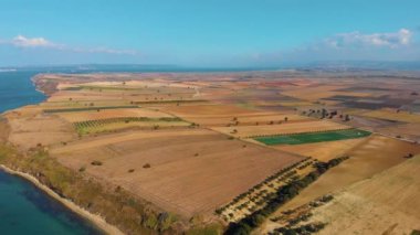 Türkiye 'nin Çanakkale ilçesindeki Truva kenti yakınlarındaki tarlalar ve kıyılar.