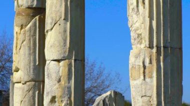 Afrodizyak 'taki antik sütun